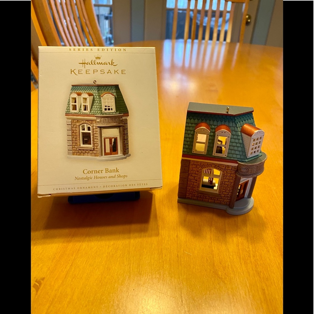 Hallmark Keepsake Corner Bank 2006 -new